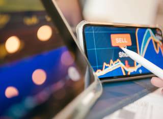 Operatore che esamina le opportunità di trading su Bitcoin, Ethereum e mercato valutario attraverso più piattaforme
